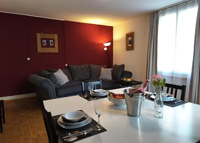 Uptown Free Parking * 因特拉肯